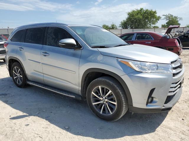 5TDJZRFH0JS554651 - 2018 TOYOTA HIGHLANDER SE SILVER photo 4