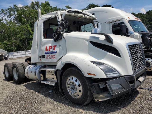 4V4NC9TH8PN614086 - 2023 VOLVO VN VNL WHITE photo 1