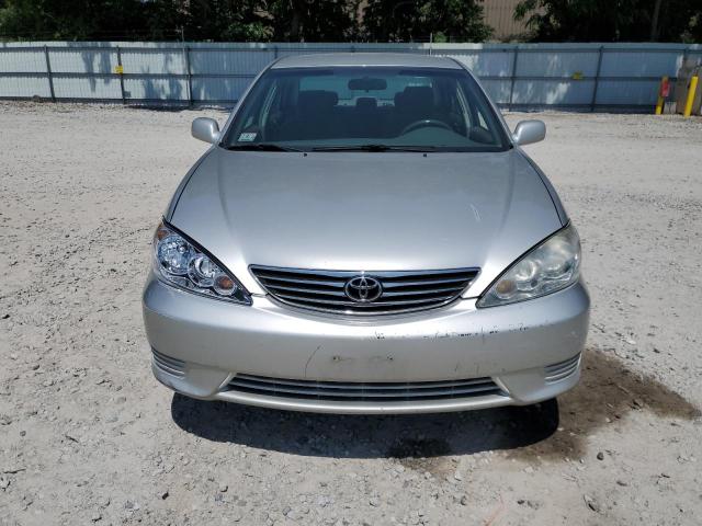 4T1BE32K95U518906 - 2005 TOYOTA CAMRY LE SILVER photo 5