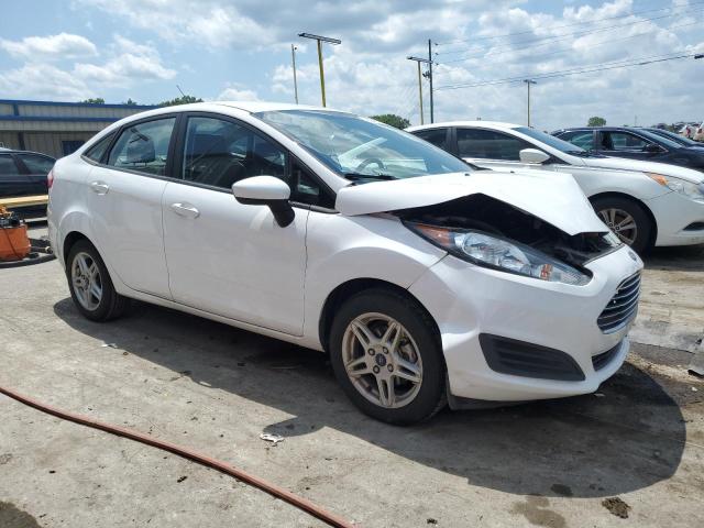 3FADP4BJ2JM105895 - 2018 FORD FIESTA SE WHITE photo 4