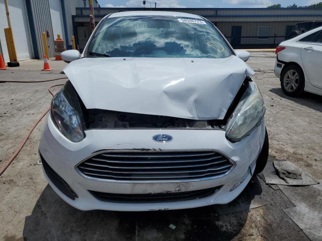 3FADP4BJ2JM105895 - 2018 FORD FIESTA SE WHITE photo 5