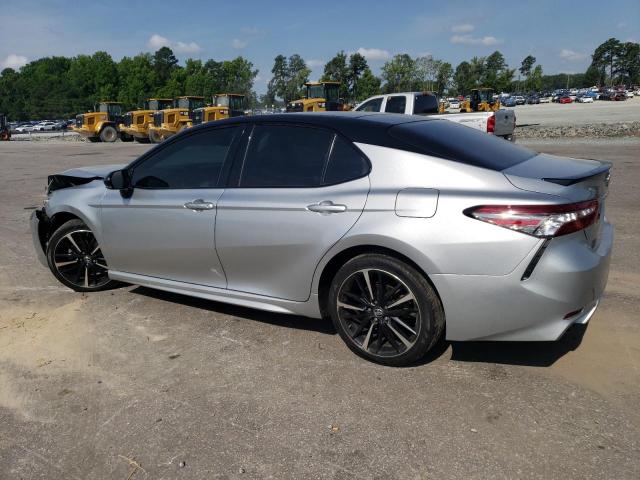 4T1B61HK5JU135712 - 2018 TOYOTA CAMRY XSE SILVER photo 2