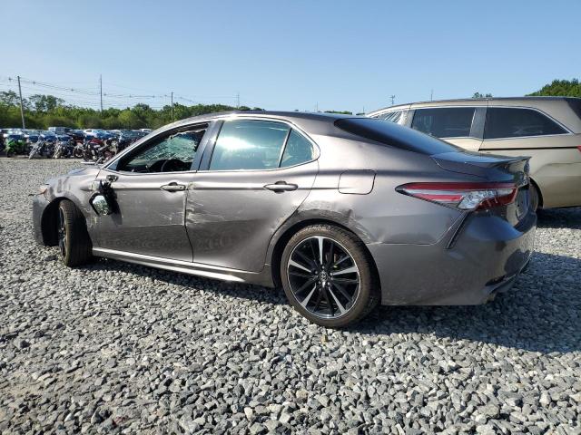 4T1B61HK2JU013065 - 2018 TOYOTA CAMRY XSE GRAY photo 2