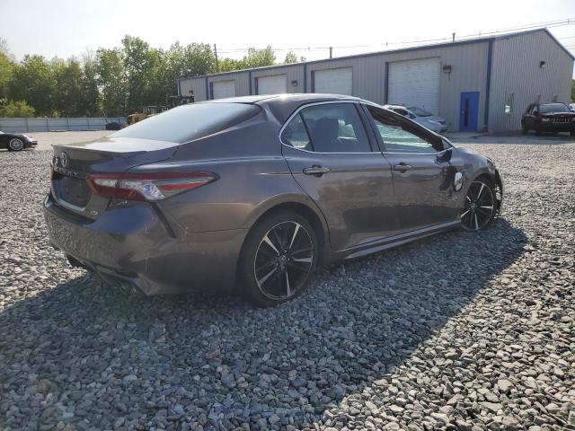 4T1B61HK2JU013065 - 2018 TOYOTA CAMRY XSE GRAY photo 3