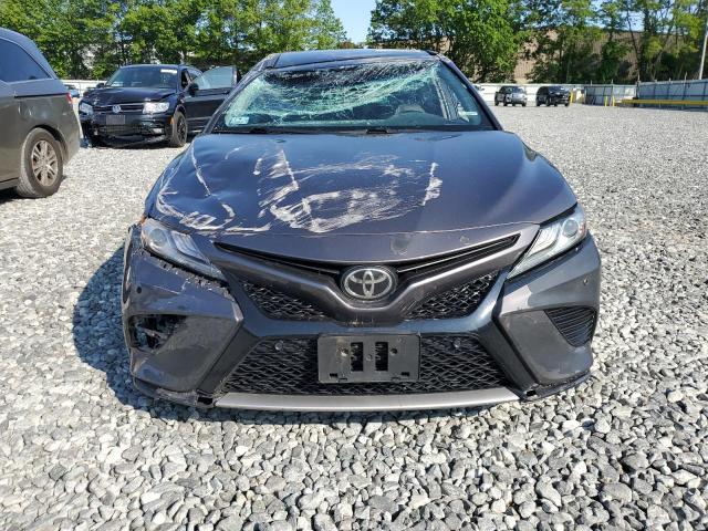 4T1B61HK2JU013065 - 2018 TOYOTA CAMRY XSE GRAY photo 5