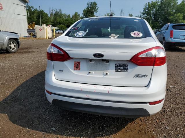 3FADP4BJ0JM105619 - 2018 FORD FIESTA SE WHITE photo 6