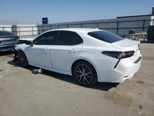 4T1G11AK6PU790565 - 2023 TOYOTA CAMRY SE NIGHT SHADE WHITE photo 2