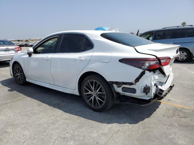 4T1T11AK4PU758213 - 2023 TOYOTA CAMRY SE NIGHT SHADE WHITE photo 2