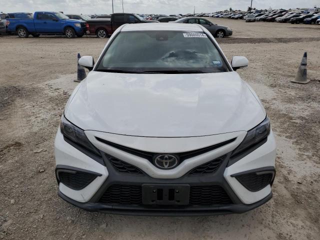 4T1T11AK3PU826548 - 2023 TOYOTA CAMRY SE NIGHT SHADE WHITE photo 5