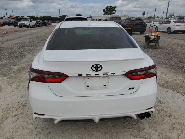 4T1T11AK3PU826548 - 2023 TOYOTA CAMRY SE NIGHT SHADE WHITE photo 6