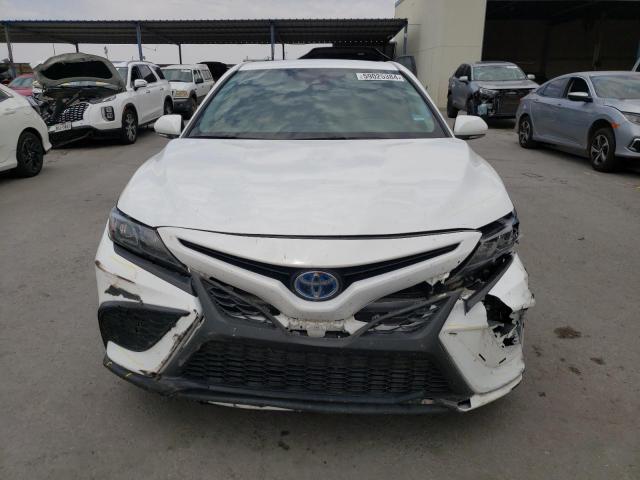 4T1G31AK5PU608509 - 2023 TOYOTA CAMRY SE NIGHT SHADE WHITE photo 5