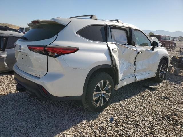 5TDHZRBH4MS552555 - 2021 TOYOTA HIGHLANDER XLE WHITE photo 3