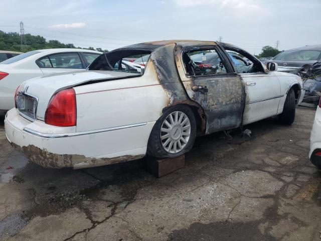 1LNHM81WX4Y633052 - 2004 LINCOLN TOWN CAR EXECUTIVE WHITE photo 3