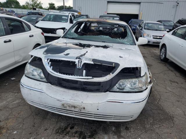 1LNHM81WX4Y633052 - 2004 LINCOLN TOWN CAR EXECUTIVE WHITE photo 5
