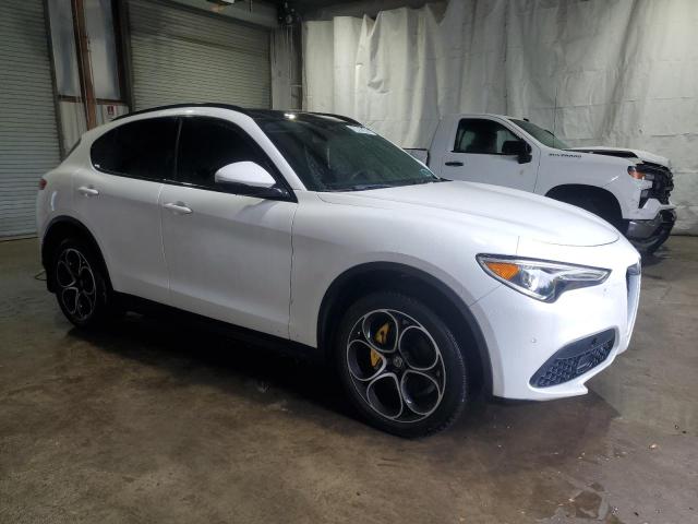 ZASPAKBN4K7C49869 - 2019 ALFA ROMEO STELVIO TI WHITE photo 4