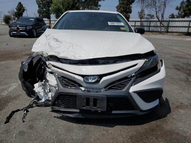 4T1G11AK5PU121204 - 2023 TOYOTA CAMRY SE NIGHT SHADE WHITE photo 5