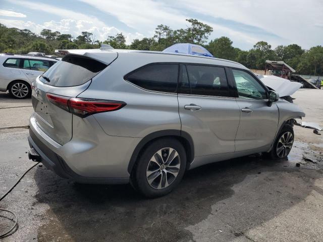 5TDGZRAH2MS535041 - 2021 TOYOTA HIGHLANDER XLE SILVER photo 3