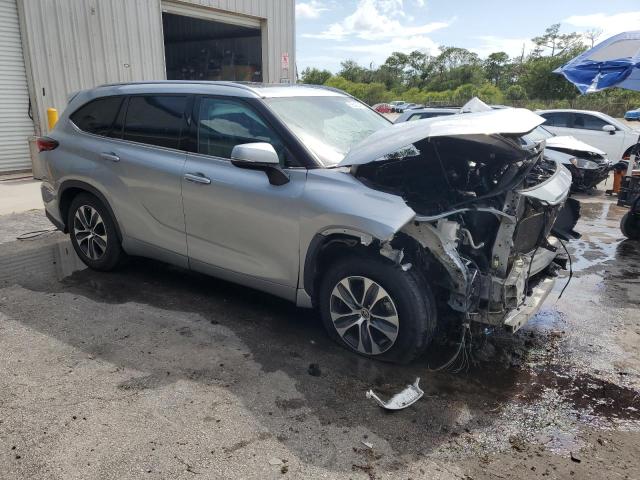 5TDGZRAH2MS535041 - 2021 TOYOTA HIGHLANDER XLE SILVER photo 4