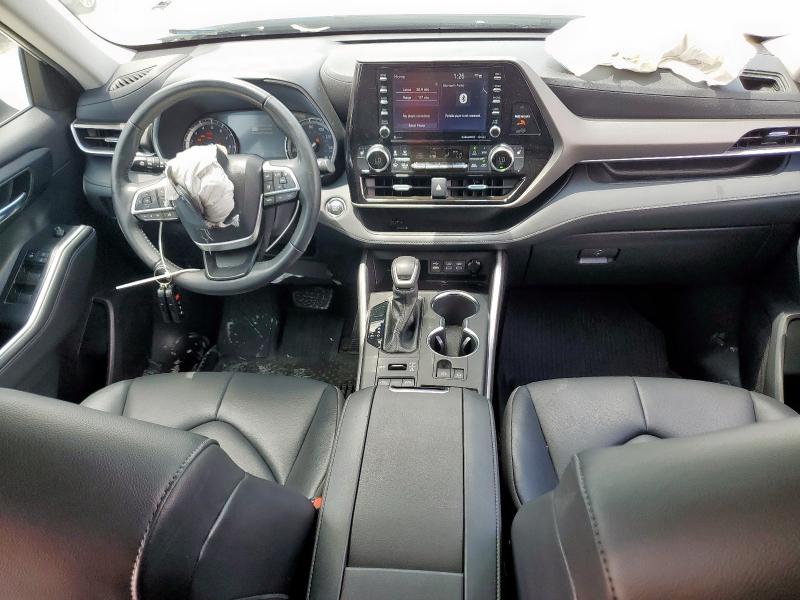 5TDGZRBH7NS571310 - 2022 TOYOTA HIGHLANDER XLE WHITE photo 8