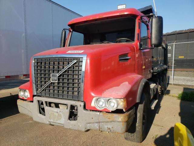 4V5KC9GG42N317468 - 2002 VOLVO VHD RED photo 2