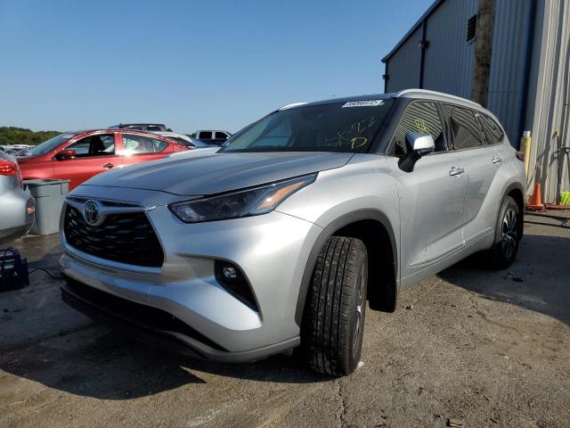 5TDHZRBH7NS588936 - 2022 TOYOTA HIGHLANDER XLE 银色 照片 2