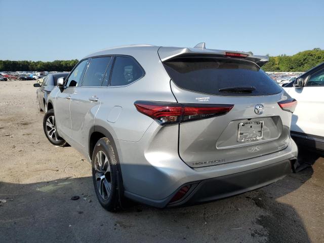 5TDHZRBH7NS588936 - 2022 TOYOTA HIGHLANDER XLE 银色 照片 3