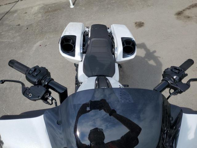 1HD1KB719RB624596 - 2024 HARLEY-DAVIDSON FLHX Weiß Foto 5