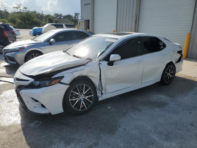 4T1G11BK1RU115613 - 2024 TOYOTA CAMRY SE NIGHT SHADE WHITE photo 1