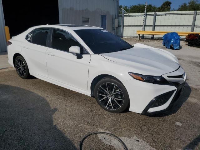 4T1G11BK1RU115613 - 2024 TOYOTA CAMRY SE NIGHT SHADE WHITE photo 4