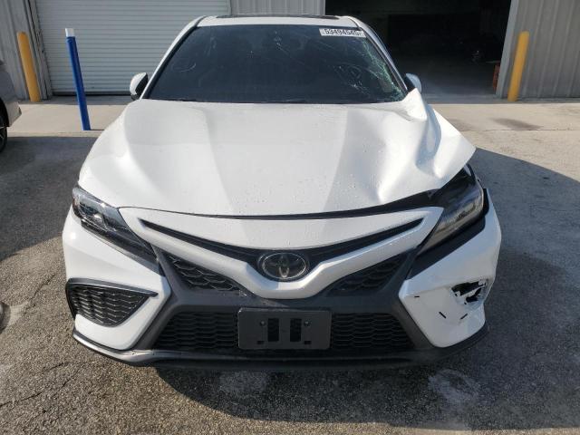4T1G11BK1RU115613 - 2024 TOYOTA CAMRY SE NIGHT SHADE WHITE photo 5