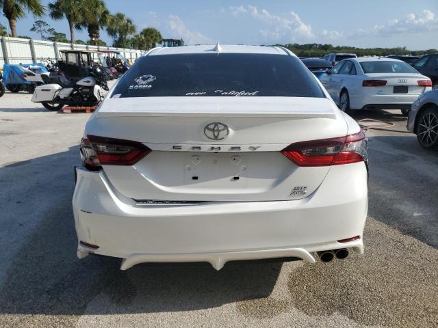 4T1G11BK1RU115613 - 2024 TOYOTA CAMRY SE NIGHT SHADE WHITE photo 6