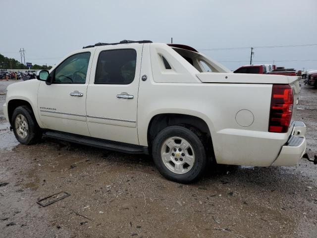 3GNMCGE04DG169571 - 2013 CHEVROLET AVALANCHE LTZ WHITE photo 2