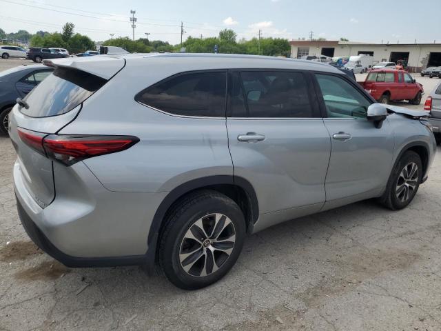 5TDGZRBH4MS526193 - 2021 TOYOTA HIGHLANDER XLE SILVER photo 3