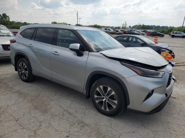 5TDGZRBH4MS526193 - 2021 TOYOTA HIGHLANDER XLE SILVER photo 4