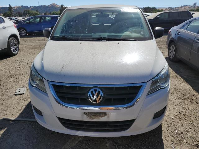 2C4RVAAG6CR120342 - 2012 VOLKSWAGEN ROUTAN S BEIGE photo 5