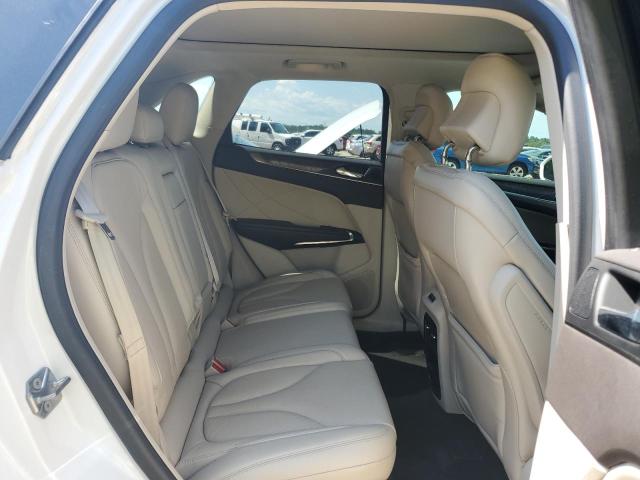 5LMCJ3C97HUL62992 - 2017 LINCOLN MKC RESERVE WHITE photo 11