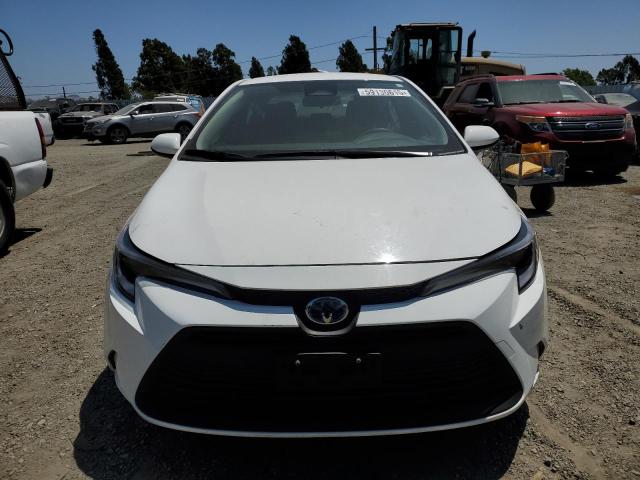 JTDBCMFE7PJ007008 - 2023 TOYOTA COROLLA LE WHITE photo 5