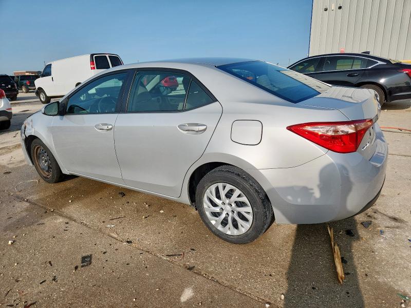 5YFBURHE2JP818032 - 2018 TOYOTA COROLLA L SILVER photo 2