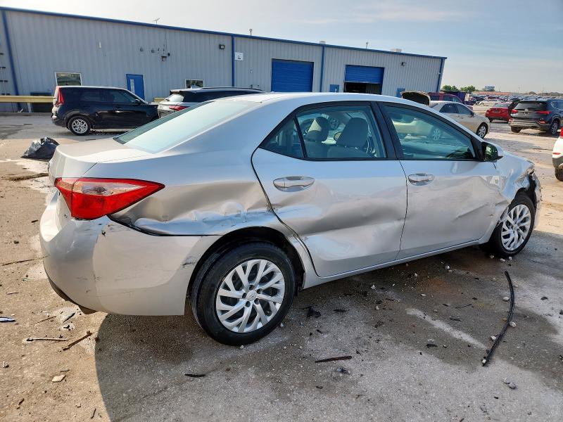 5YFBURHE2JP818032 - 2018 TOYOTA COROLLA L SILVER photo 3