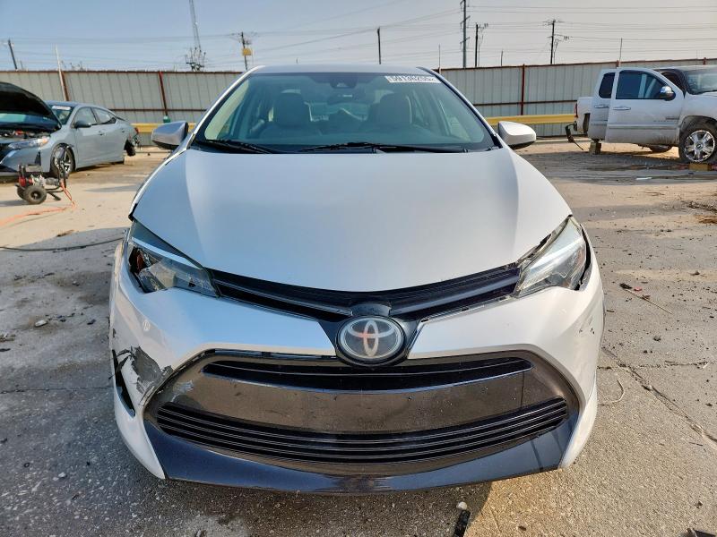5YFBURHE2JP818032 - 2018 TOYOTA COROLLA L SILVER photo 5
