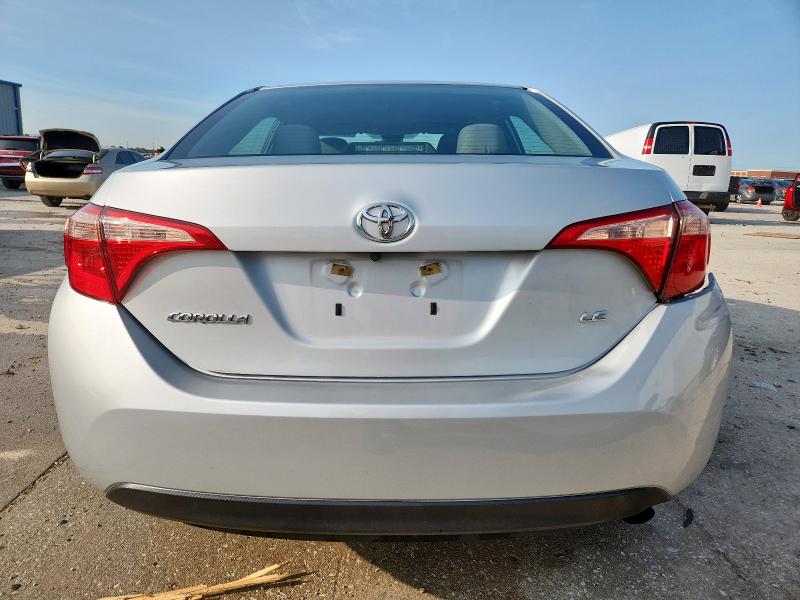5YFBURHE2JP818032 - 2018 TOYOTA COROLLA L SILVER photo 6