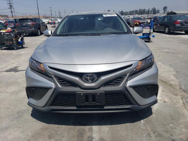 4T1G11AKXNU714926 - 2022 TOYOTA CAMRY SE SILVER photo 5