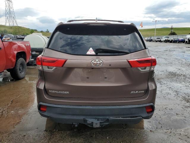 5TDJZRFH7JS880477 - 2018 TOYOTA HIGHLANDER SE BROWN photo 6