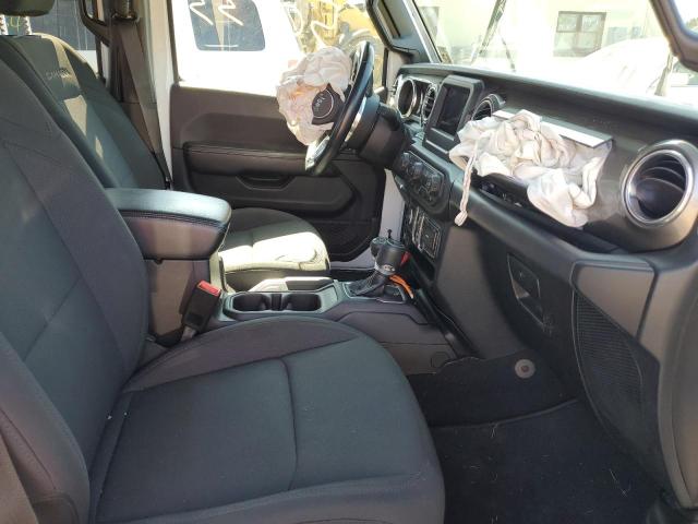 1C4HJXEG4JW142168 - 2018 JEEP WRANGLER U SAHARA WHITE photo 5