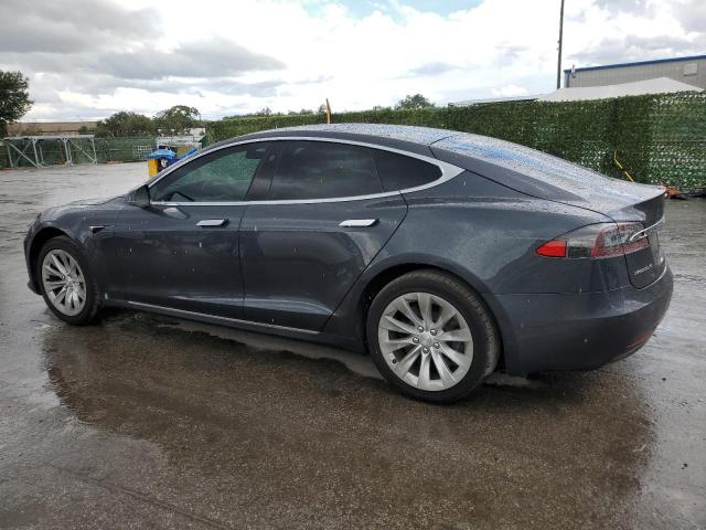 5YJSA1E20JF281290 - 2018 TESLA MODEL S GRAY photo 2