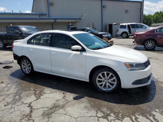 3VWDX7AJ4DM372857 - 2013 VOLKSWAGEN JETTA SE თეთრი ფოტო 4