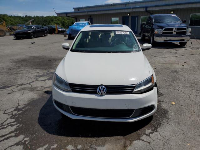 3VWDX7AJ4DM372857 - 2013 VOLKSWAGEN JETTA SE თეთრი ფოტო 5