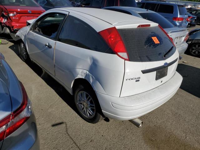 3FAFP31N15R129587 - 2005 FORD FOCUS ZX3 WHITE photo 2