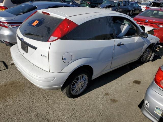 3FAFP31N15R129587 - 2005 FORD FOCUS ZX3 WHITE photo 3