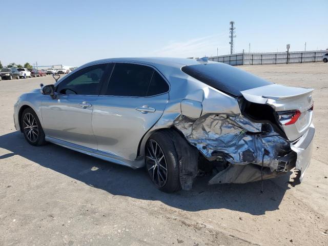 4T1G11AK3PU832190 - 2023 TOYOTA CAMRY SE NIGHT SHADE SILVER photo 2